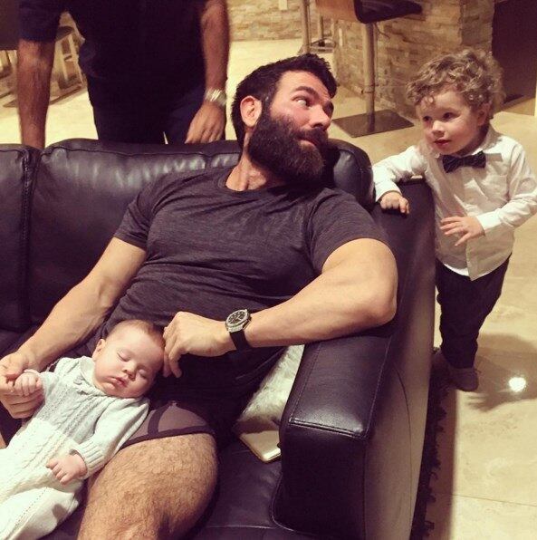 Em outra publicação, com seu sobrinho, Dan Bilzerian já elegeu o próximo rei da ostentação.
— Você é um pouco jovem para andar de motocicletas, mas aguarde. Você terá o mundo sobre seus culhões um dia

Relembre a seguir outras vezes em que Dan Bilzerian aprontou nas redes sociais...

Experimente grátis: todos os programas da Record na íntegra no R7 Play
