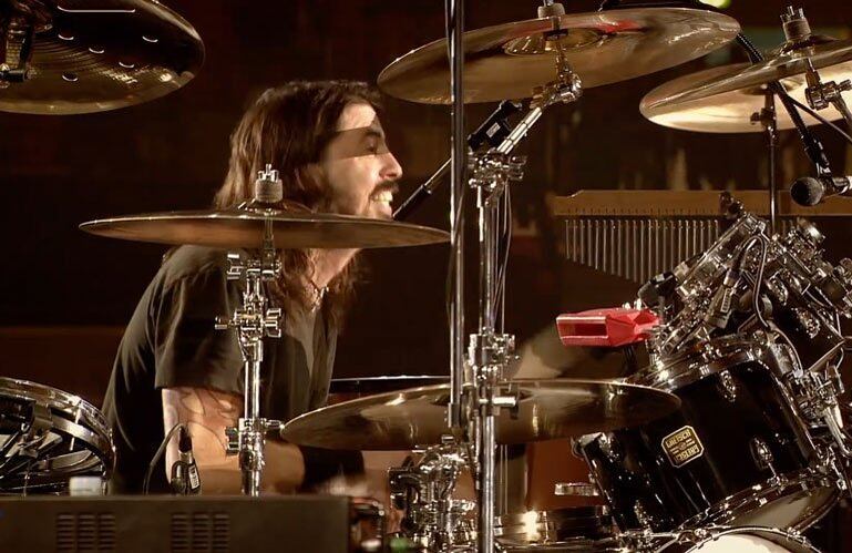 Fundador, vocalista e guitarrista da banda Foo Fighters, influente nos anos 80 e 90. Integrante do Nirvana, que marcou época com Kurt Cobain. Grohl também é ex-baterista do Queens of the Stone Age. Destaca-se por tocar qualquer instrumento, além de cantar.