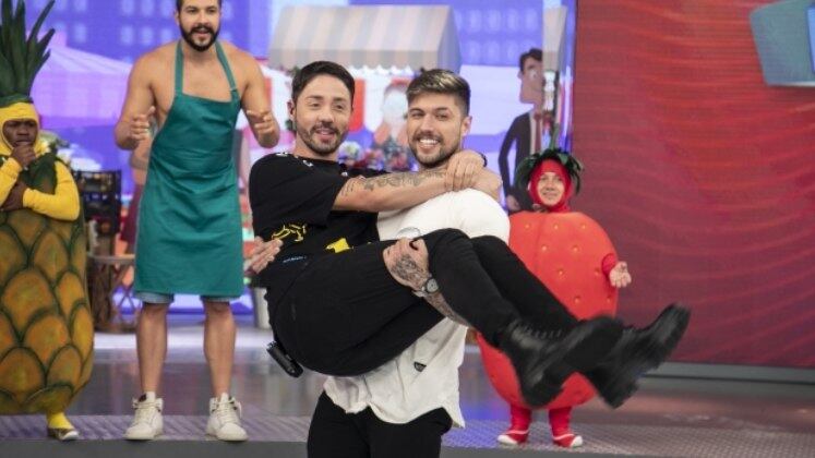 Momento denúncia! O campeão de A Fazenda 13 ajudou a expor um pretendente que participou da ''Farofa da Gkay'' e ainda mostrou sua conta em uma rede social de vídeos