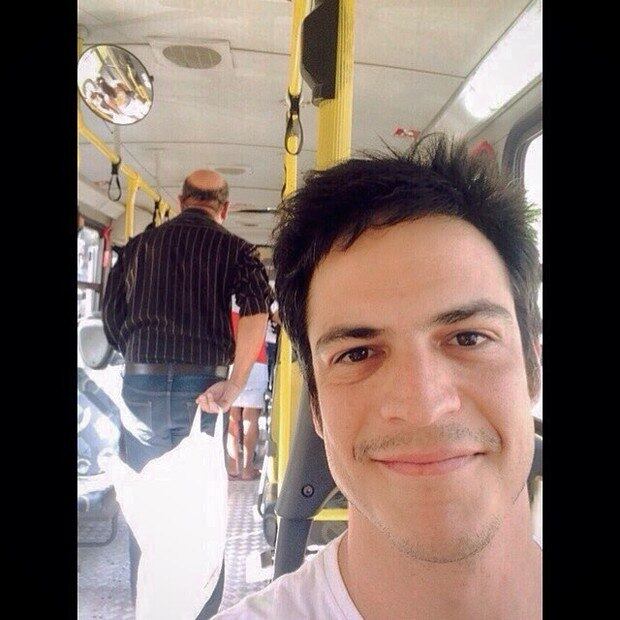 Mateus Solano é gente como a gente! O ator resolveu usar o transporte público e contou tudo nas redes sociais.
— Hoje andei de ônibus, coisa que há tempos não fazia. Foi bom para matar saudades