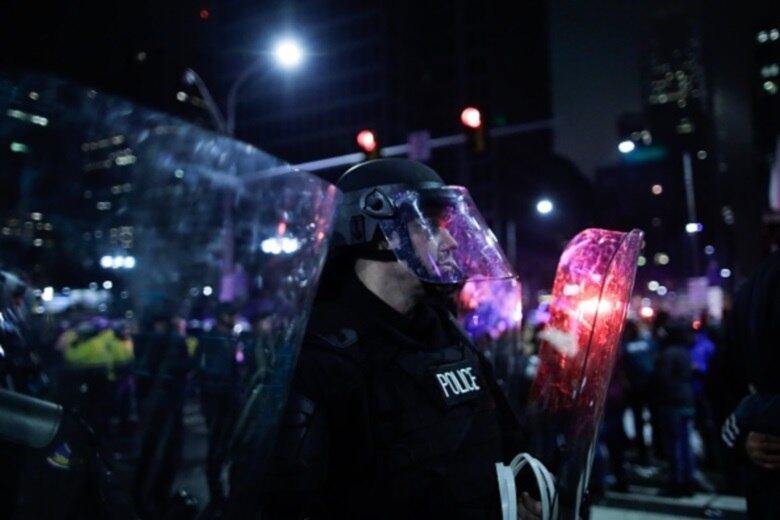 Os fãs de Philadelphia Eagles se reúnem para assistir sua equipe no Super Bowl LII contra os Patriotas da Nova Inglaterra
PHILADELPHIA, PA - 04 de fevereiro: os policiais ficam de guarda, enquanto os fãs da Philadelphia Eagles celebram a vitória no jogo do Super Bowl LII contra os New England Patriots em 4 de fevereiro de 2018 na Filadélfia, Pensilvânia ... (Foto de Eduardo Munoz Alvarez / Getty Images)
