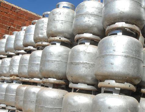 Com o cartão da Caixa, os consumidores conseguem fazer compras em farmácias, mercados, pagar boletos e até mesmo abastecer o carro