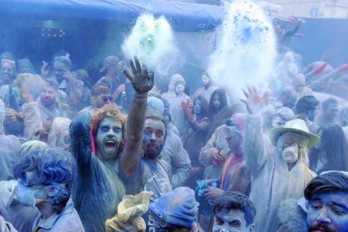 Na Grécia, o Carnaval só termina depois de as ruas serem tomadas por foliões dispostos a se sujarem numa guerra de farinha colorida. A farra acontece em Galaxidi, na primeira segunda-feira da Quaresma