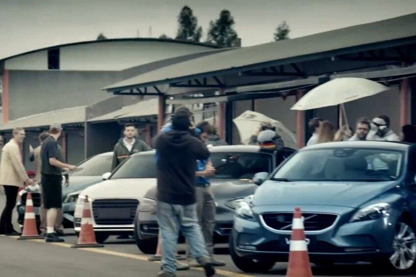 Antes da corrida o narrador fala que Barrichello irá correr de novo "contra os alemães", fazendo uma referência velada ao velho rival do piloto, o heptacampeão de F1 Michael Schumacher
Veja o vídeo completo
Quer saber tudo sobre carros? Acesse www.r7.com/carros