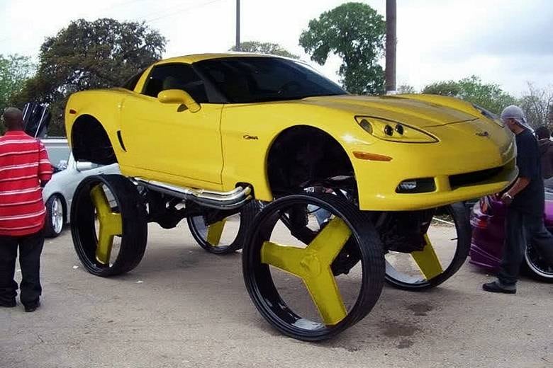 As rodas são um dos itens mais modificados pelos amantes do tuning. Normalmente, os veículos recebem conjuntos grandes, de aros 17, 18 ou 19. A tendência, porém, ganhou proporções quase inacreditáveis! A seguir, reunimos os veículos com as maiores rodas já registradas nas ruas, em uma verdadeira seleção de exageros. Divirta-se!