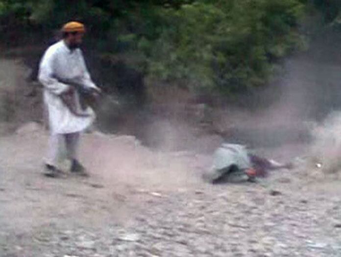 Em um vídeo divulgado pelo governo afegão, uma mulher de 22 anos identificada como Najiba é alvejada por supostamente ter traído o marido. As imagens mostram um homem disparando tiros de um rifle AK47 contra o corpo da jovem. Najiba era casada com um membro do Taleban e foi acusada de ter traído o marido com um comandante do grupo