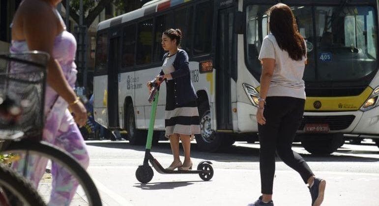 Com regulamentação, usuários não podem usar patinetes para andar em calçadas comuns