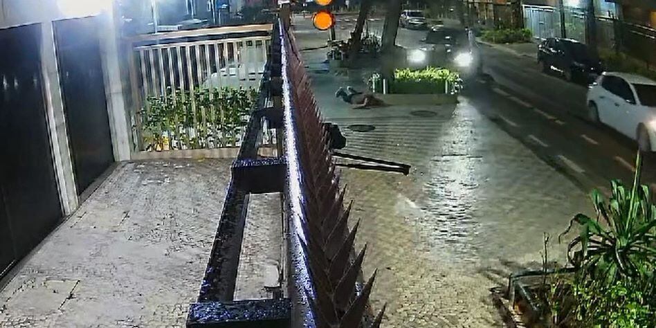 Fred teve que ficar deitado no chão enquanto ladrões levavam seu carro