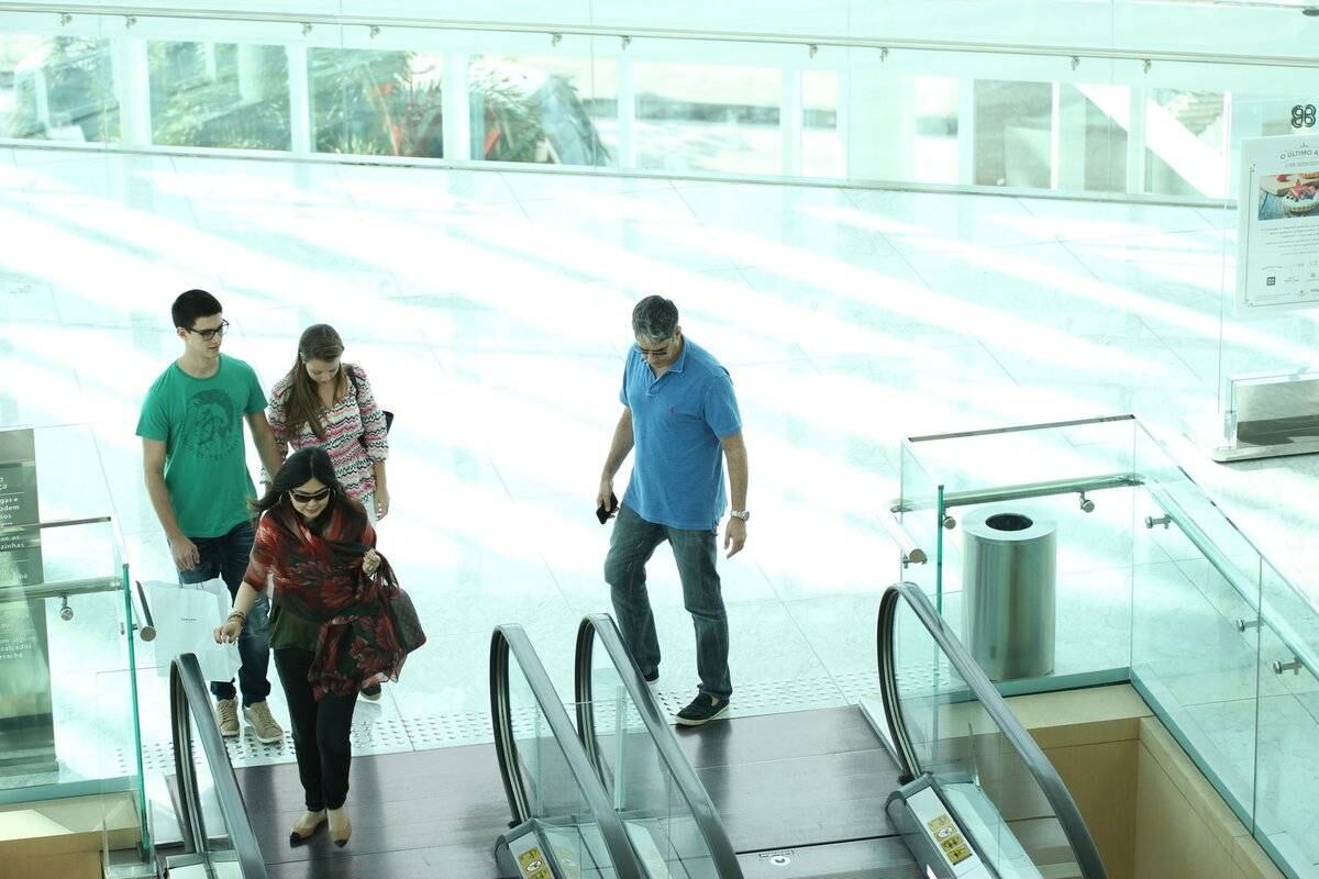 Fátima Bernardes e William Bonner aproveitam sábado para almoçar com os filhos