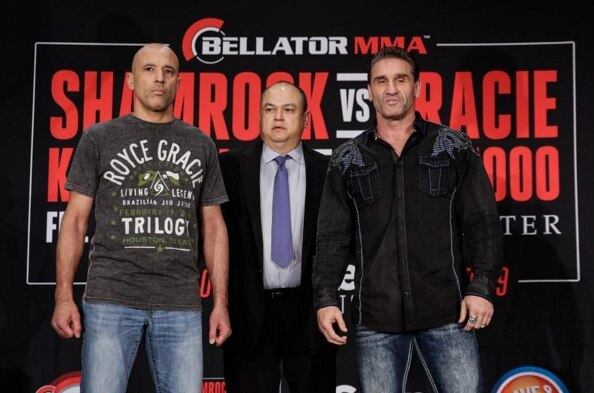 Mais de 20 anos após se enfrentarem pela última vez, Royce Gracie e Ken Shamrock voltaram a lutar pelo UFC. A rivalidade entre os dois, sempre aguçada, ficou ainda mais afiada após o combate no último sábado (20). Segundos antes de nocautear Shamrock, Royce acertou um golpe baixo no norte-americano. Este, por sua vez, não aceitou a derrota, criando, assim, uma polêmica sobre a vitória do brasileiro. Confira algumas lutas do MMA que também deram o que falar