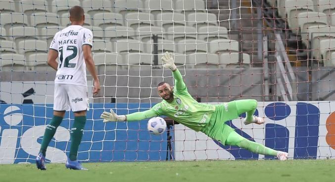 Weverton se estica para mais uma defesa com a camisa do Palmeiras