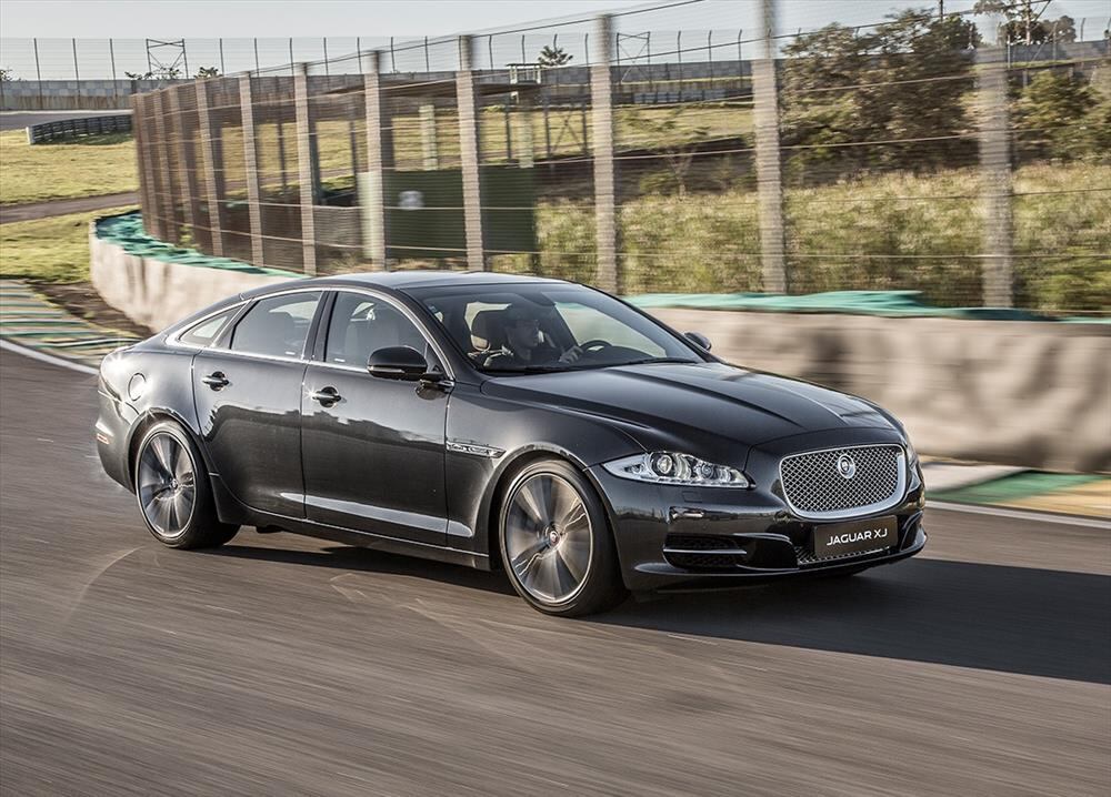 Modelo mais luxuoso da marca, o XJ é equipado com o mesmo motor do XKR-S, mas é mais fraco: seu V8 tem "apenas" 510 cv de potência

VEJA TAMBÉM

>> Utilitário chinês Lifan X60 chega "completão" ao Brasil por R$ 52.777
>> Novo Peugeot 308 fica mais leve e moderno para brigar com VW Golf e Hyundai i30
>> Volkswagen Gol ganha duas novas versões aventureiras

Quer saber tudo sobre carros? Acesse R7.com/carros
