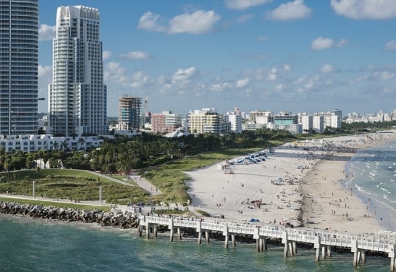 Mais de 500 partos de mães brasileiras já foram realizados em Miami. Você sabia que pela legislação norte-americana, qualquer pessoa que nasce no país recebe a cidadania? Quem nasce nos Estados Unidos pode estudar, trabalhar e, aos 18 anos, optar ou não pelo serviço militar