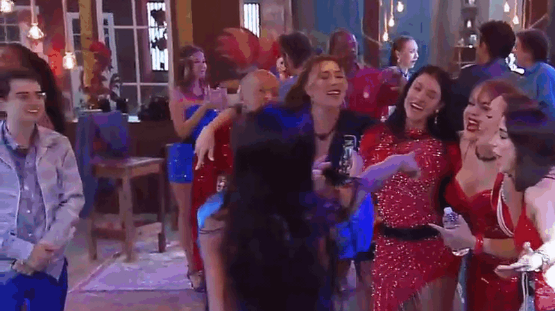 Reprodução em GIF/Paulina ou Paola? Gaby Spanic agita os peões com clássico de A Usurpadora | A Fazenda 17 (01:45)