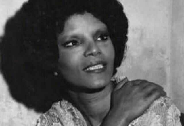 Mulher que se diz filha de Elza Soares pedirá exame de DNA na justiça

Marlene é a mulher que diz ser filha de Elza Soares, uma das maiores cantoras do Brasil. Marlene nasceu em 1961 um ano antes da cantora conhecer Garrincha e viver um dos relacionamentos mais comentados da mídia brasileira na época. Segundo Marlene, Elza não teria ficado com ela, porque a prioridade naquele momento era a carreira
