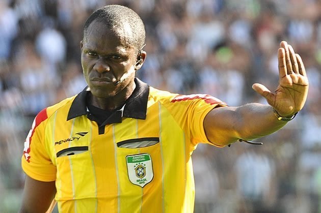 Jailson Macêdo Freitas, árbitro da CBF que suspendeu o Ba-Vi deste domingo (18)