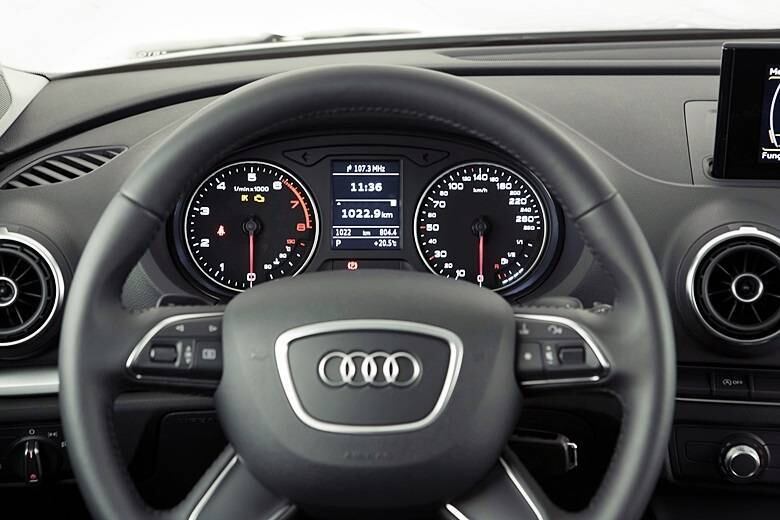 O A3 sedan chega às lojas com o apelo de ser o sedã de luxo mais barato do Brasil. Vendido a partir de R$ 94.800, o modelo alemão usa o pequeno, porém eficiente motor 1.4 turbo (122 cv) combinado ao câmbio automatizado Stronic de dupla embreagem e sete marchas. Segundo a Audi, a aceleração de 0 a 100 km/h leva 9,4 segundos. LEIA MAIS

