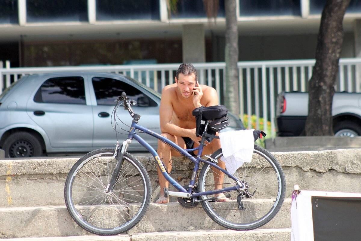 Paulo Rocha é fotografado bebendo água de coco na orla do Leblon, no Rio de Janeiro
