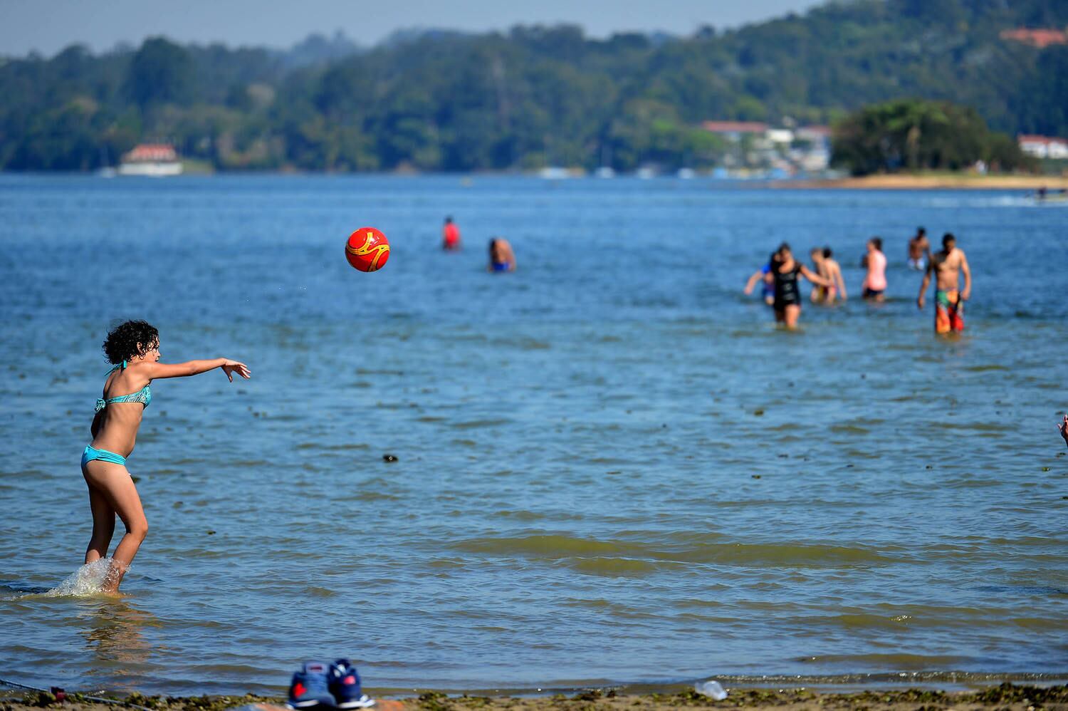 Os paulistanos aproveitaram o último dia do feriadão para curtir a praia do Sol, na represa da Guarapiranga