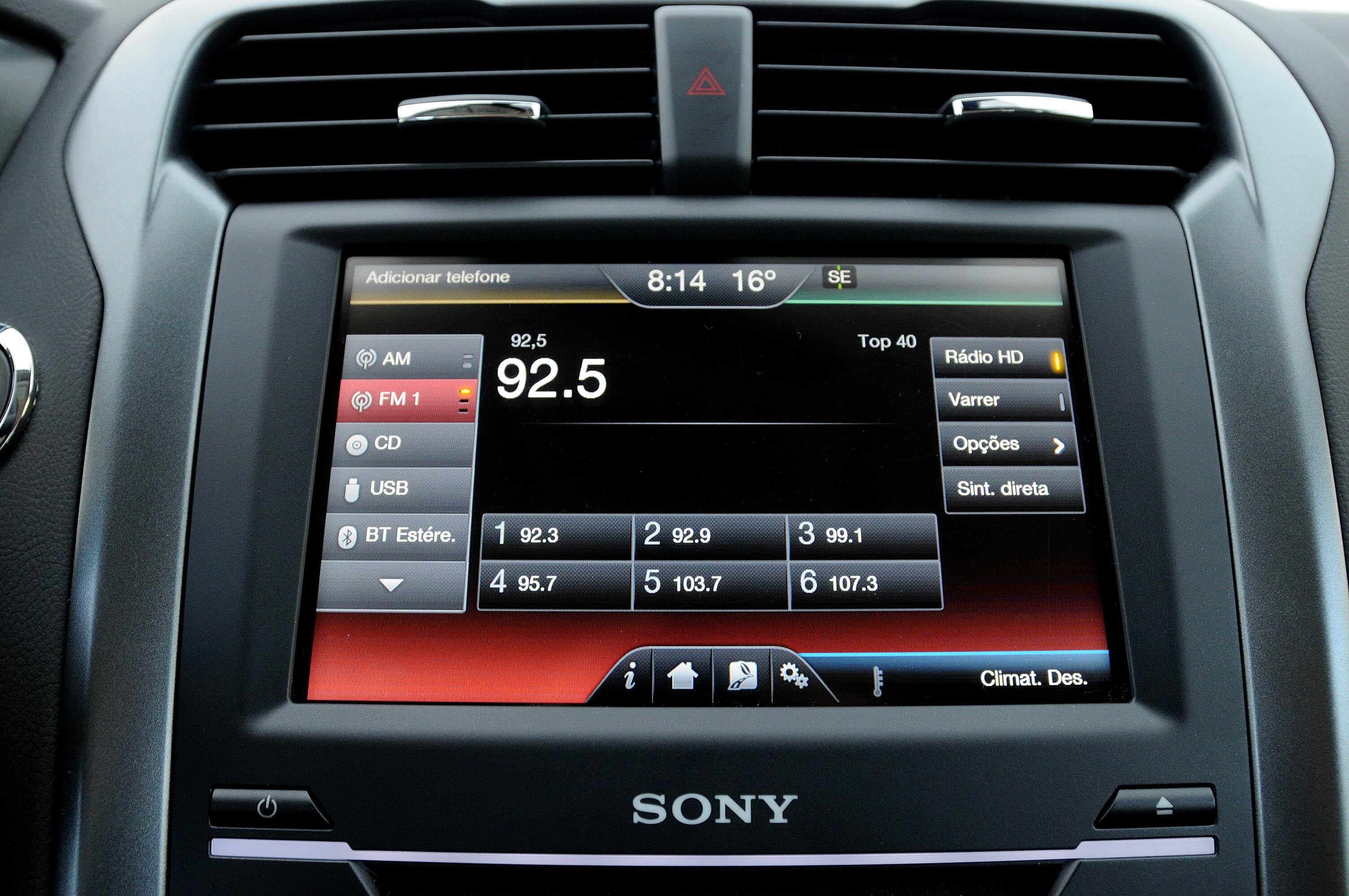 Apesar de ser do tipo resistiva (que requer uma pressão do dedo), a tela sensível ao toque do Fusion Hybrid responde bem aos comandos do motorista e passageiro

Quer saber tudo sobre carros? Acesse www.r7.com/carros
