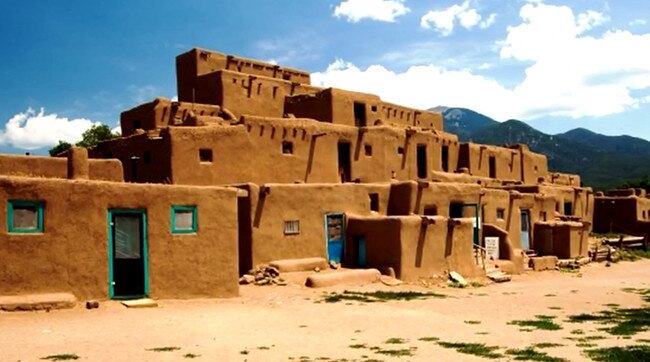 Vários locais são conhecidos por ter "o zumbido", um som de baixa frequência cuja origem permanece obscura. Taos, no Novo México, é bem conhecido por manifestar o fenômeno, mas apenas 2% da população tem a capacidade de ouvir o som. Os outros 2% acham o barulho irritante

