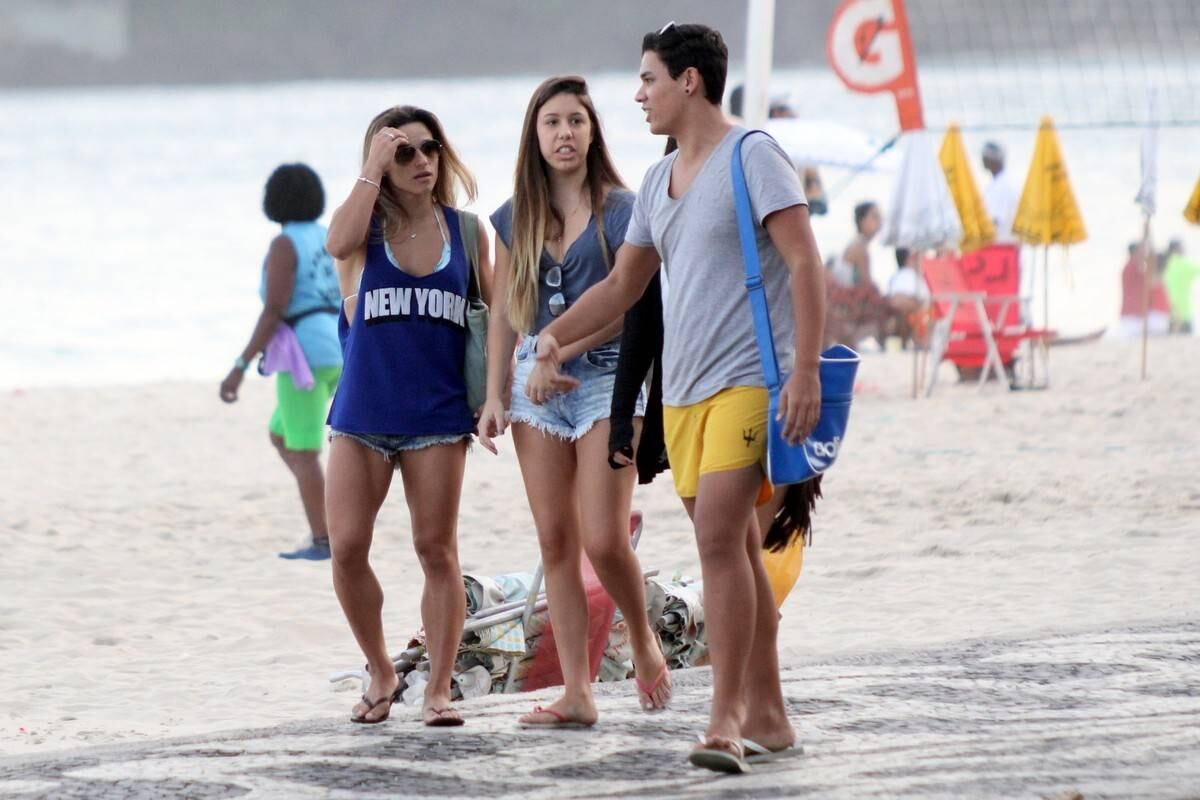 Jade Barbosa com amigos na praia do Leblon, Rio de Janeiro, neste sábado (14)
