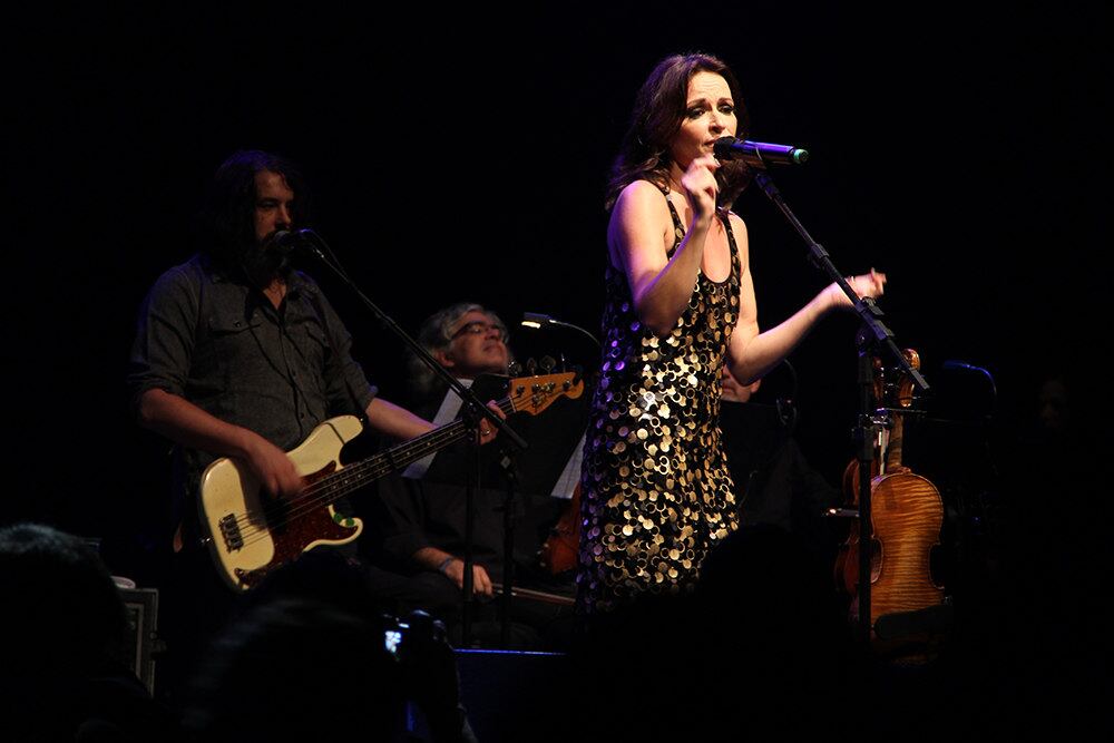Sharon escolheu a cidade de
São Paulo para fazer os primeiros shows de sua nova turnê, que aconteceram dias
17 e 20 de outubro no HSBC Brasil
