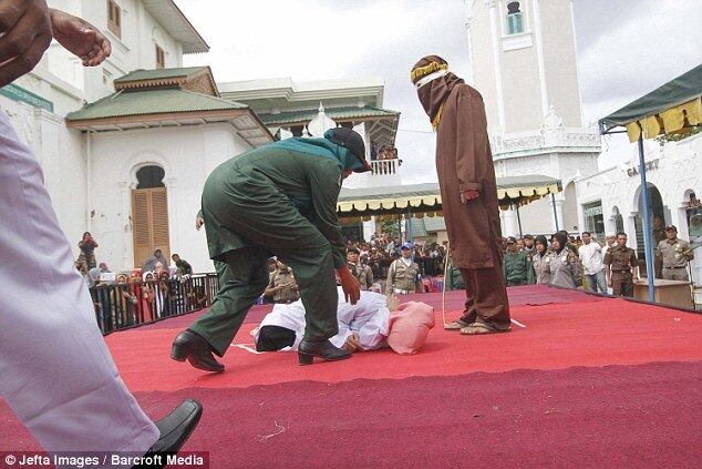 Ao final do castigo, a mulher pode ser vista deitada no chão, se retorcendo de dor