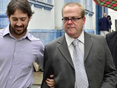 Torrecillas, Fiore Júnior e Sacramento foram denunciados, em
1987, como participantes de um esquema de retirada ilegal de rins de pacientes
para doação e transplantes, junto com o médico Antônio Aurélio Monteiro. As
investigações levaram tantos anos que Monteiro morreu no meio do processo, seis
meses antes do julgamento que, em 2011, condenou seus três colegas a 17 anos de
prisão.

Segundo o Ministério Público, todos falsificaram prontuários
de pacientes vivos, informando morte encefálica (sem atividade cerebral e sem
respiração natural) para convencer as famílias a autorizarem a retirada dos
rins para doação. Depoimentos das testemunhas ao júri relataram situações
medonhas como, por exemplo, os médicos cravando bisturis no peito de pacientes
que se debatiam, vivos, na maca do centro cirúrgico