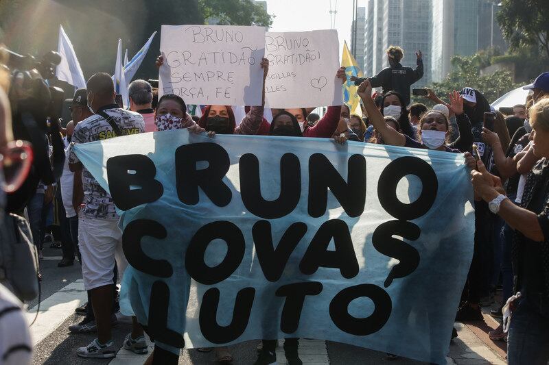  O corpo do prefeito licenciado de São Paulo, Bruno Covas (PSDB), é transportado em um carro do Corpo de Bombeiros pelas principais vias da capital ao deixar o prédio da Prefeitura, no centro, neste domingo, 16 de maio de 2021. Aos 41 anos, Covas morreu por complicações de um câncer nesta manhã, no Hospital Sírio-Libanês, em São Paulo. O tucano deixa o filho Tomás, de 15 anos.