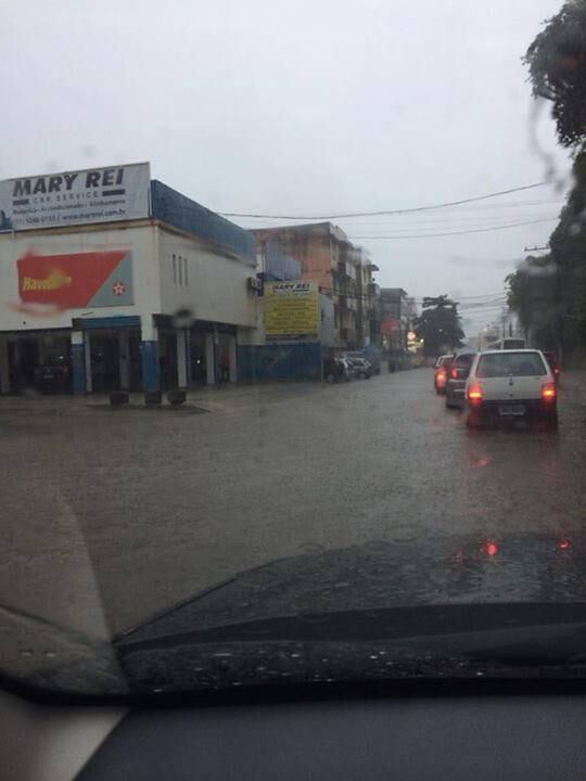 O bairro do Rio Vermelho sofre com as vias alagadas por causa da forte chuva que cai na capital baiana.