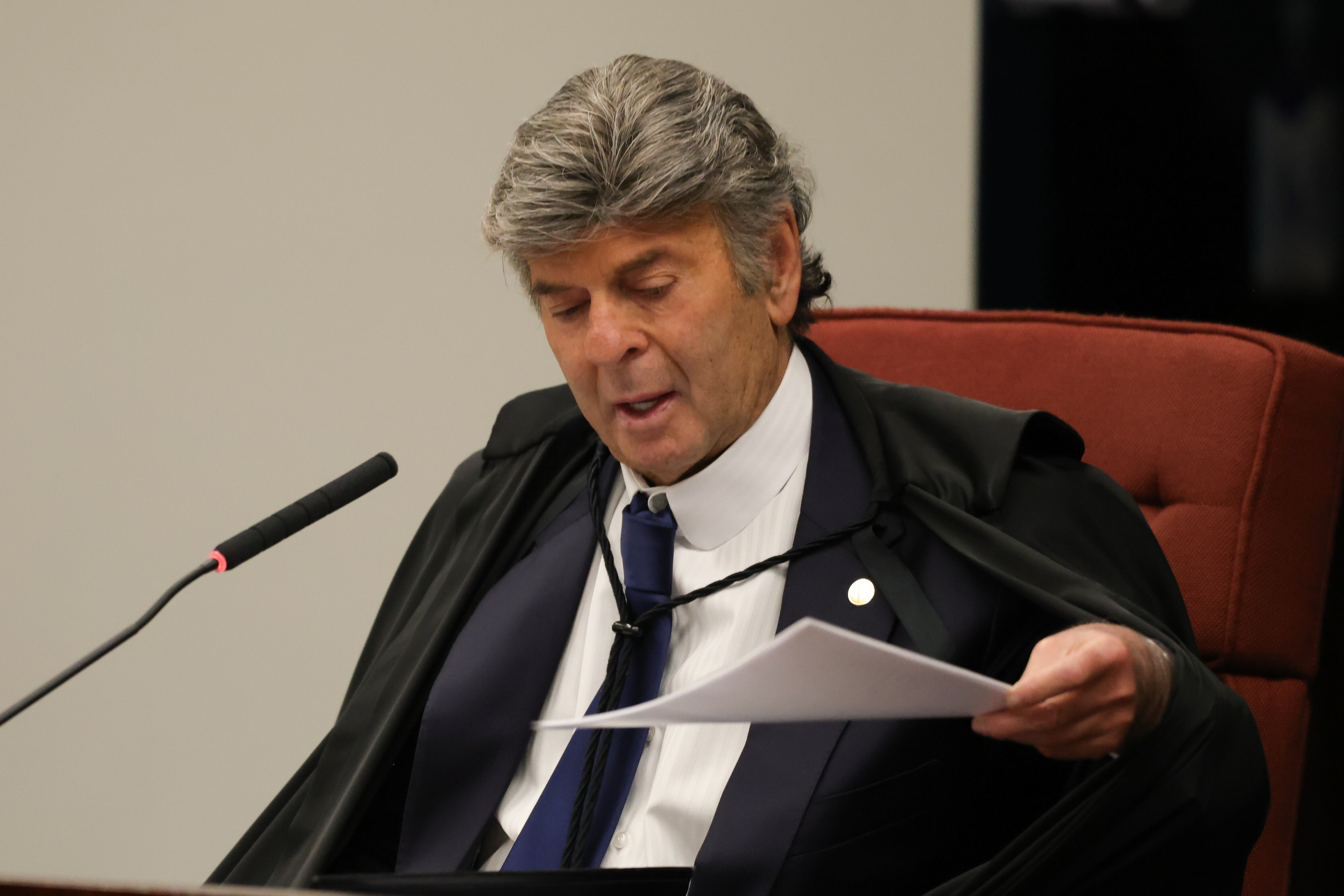 Brasília (DF) 10/09/2025 - O ministro Luiz Fux chega para proferir seu voto na Primeira Turma do Supremo Tribunal Federal (STF) que realiza o quarto dia de julgamento dos réus do Núcleo 1 da trama golpista, formado pelo ex-presidente Jair Bolsonaro e mais sete aliados. Foto: Fabio Rodrigues-Pozzebom/ Agência Brasil