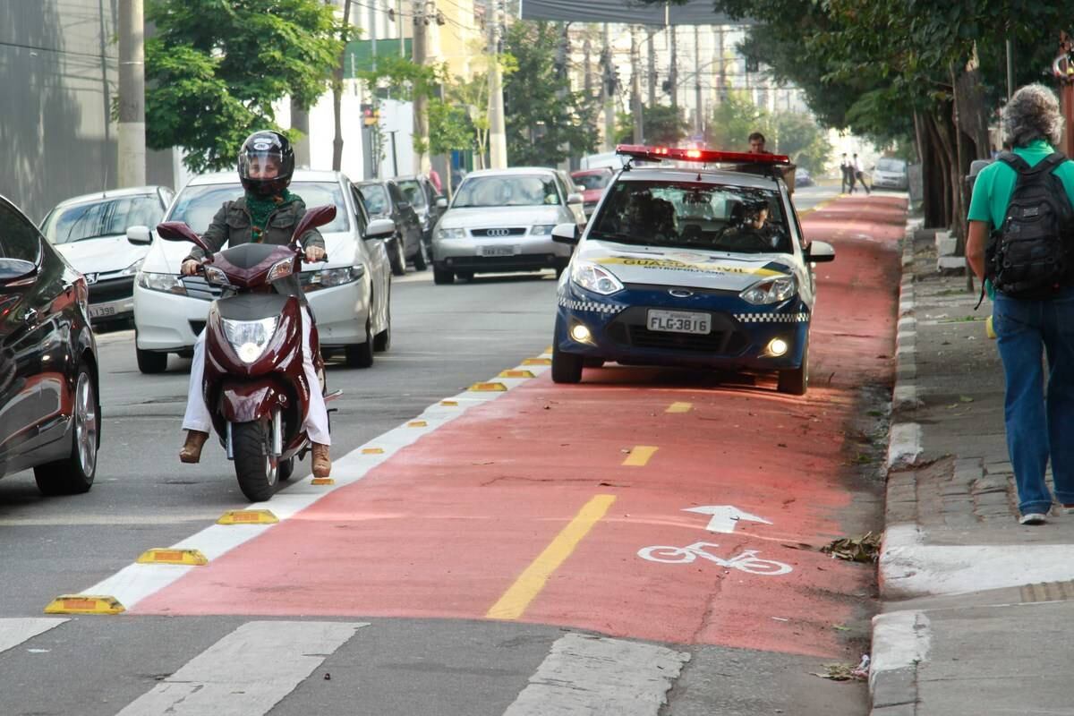 No local, a reportagem flagrou um veículo invadindo a faixa e foi justamente uma viatura da GCM (Guarda Civil Metropolitana), que estava com a sirene ligada