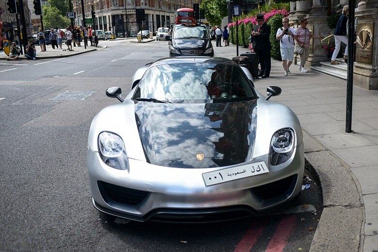 Também tem esse Porsche 918 (restritas 918 unidades produzidas) com pintura customizada. Sob a carroceria um motor traseiro biturbo V8 4.6 de 608 cv associado a dois outros elétricos juntos geram 887 cv