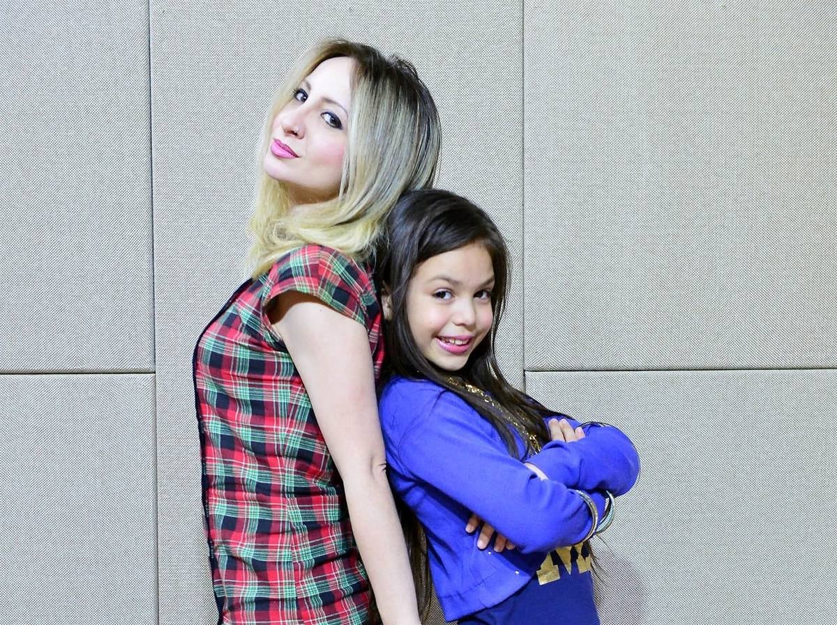 A Deborah dos Falsetes, amiga de MC Melody, viralizou na internet. O R7 foi atrás dela para te mostrar quem é a cantora e dubladora. Por exemplo, sabia que ela já trabalhou com vários famosos e tem 30 anos? Conheça mais detalhes sobre ela