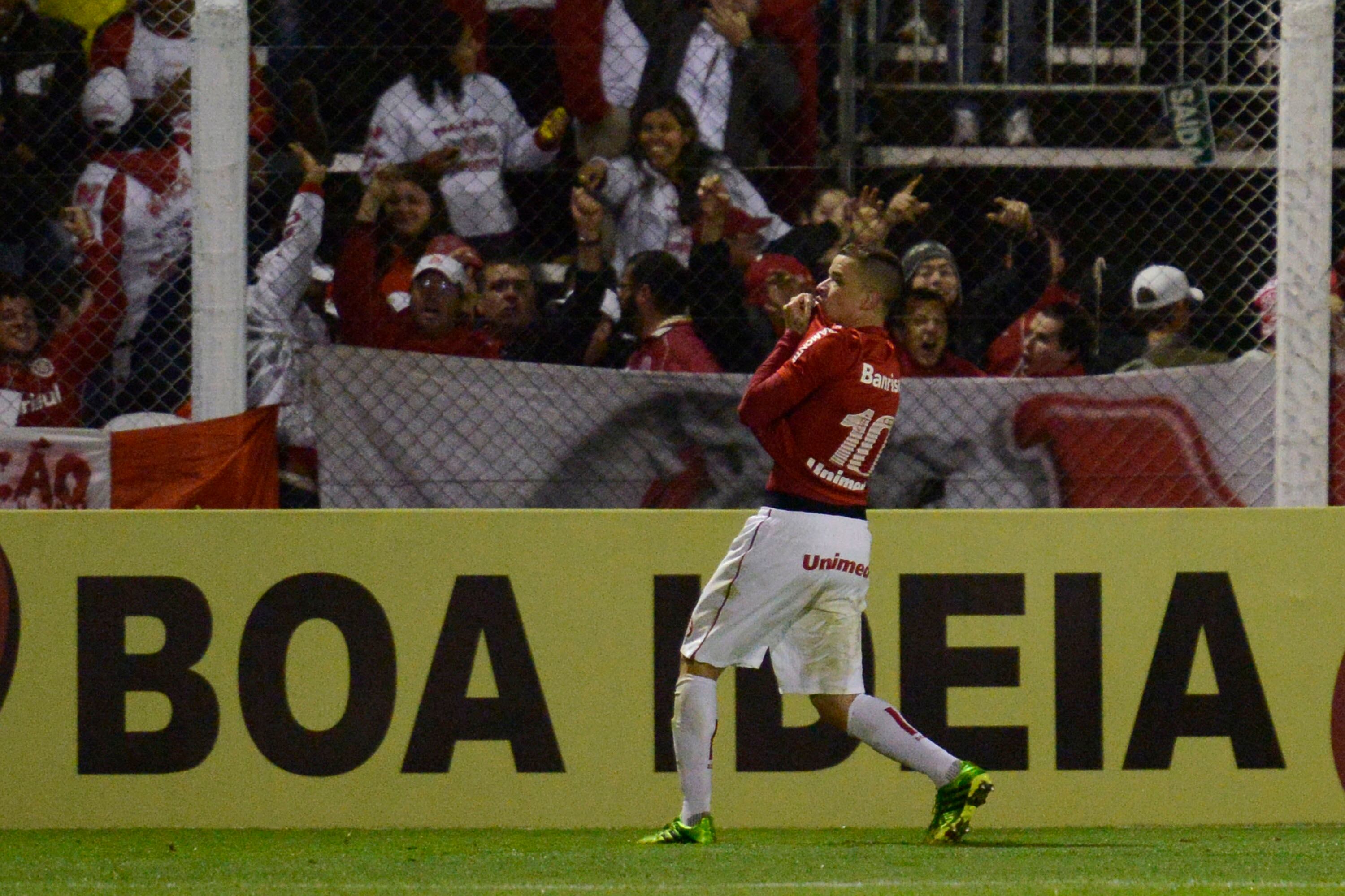 Argentino D'Alessandro marcou, de falta, o gol da vitória