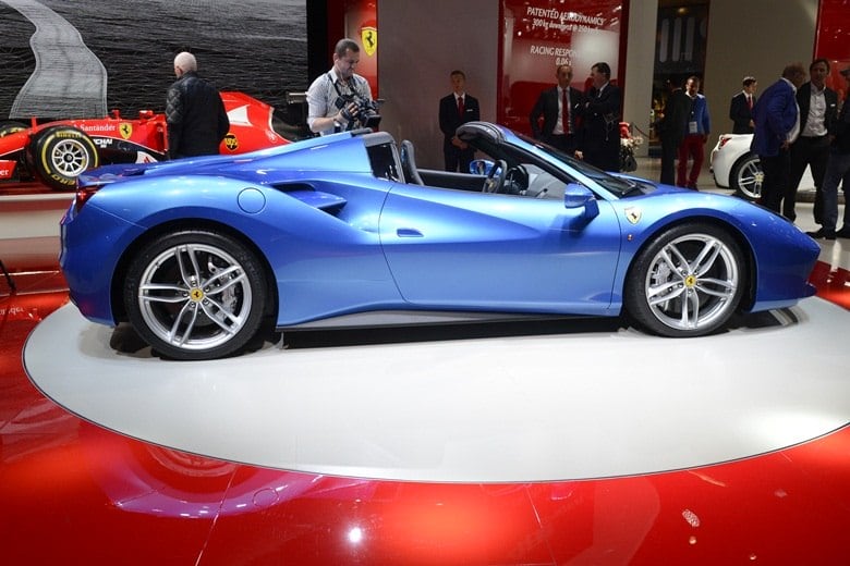A Ferrari informou que o sistema de gerenciamento de torque variável despeja a energia de forma mais progressiva