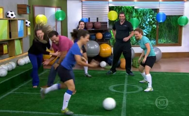 Mariana Ferrão e Fernando Rocha, apresentadores do Bem-Estar, estavam disputando uma "pelada" nos bastidores do programa. Em um lance perigoso entre os dois, Mariana acabou quebrando o dedinho do pé direito. A trapalhada foi revelada em outro programa