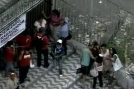 Profissionais da limpeza e alimentação fecham colégio em protesto