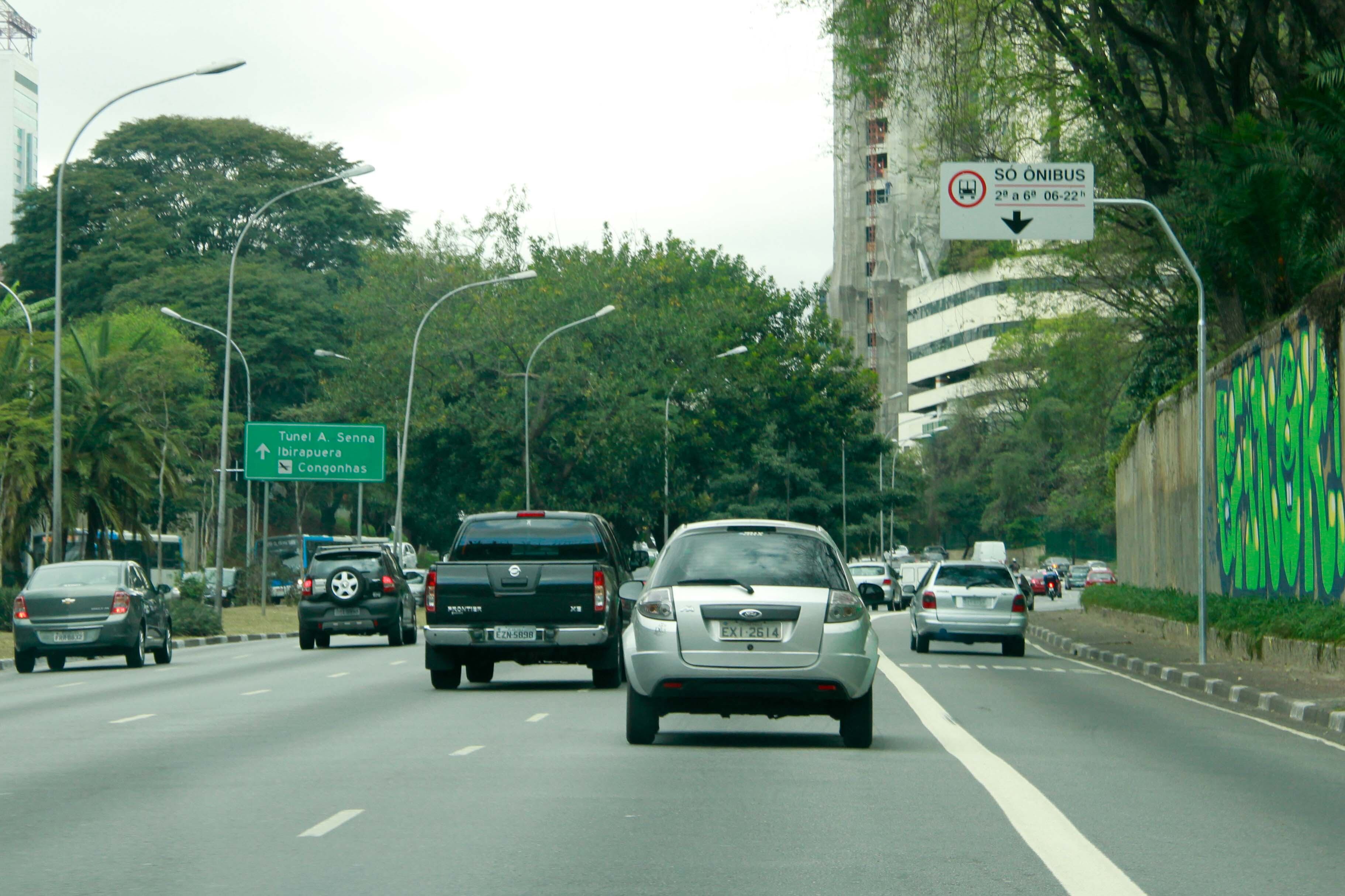O ônibus enfrentou lentidão na altura da ponte das Bandeiras, mas depois de entrar na avenida Santos Dumont, encontrou bom tráfego e atingiu velocidade de até 61 km/h. Por volta das 10h16, a CET marcava 56 km de trânsito lento e, mesmo assim, o carro da reportagem conseguiu chegar 16 minutos antes que o ônibus no destino final. O coletivo chegou ao metrô Jabaquara às 10h55, enquanto o automóvel atingiu o mesmo destino antes, às 10h39. Uma ressalva é importante: o ônibus percorre mais ruas, o que pode ter aumentado o tempo de viagem