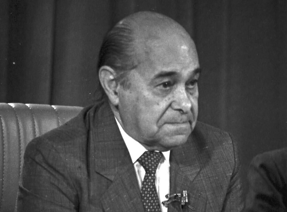 A teoria ganhou ainda mais força quando o general Newton Cruz, chefe do SNI (Serviço Nacional de Informação) durante o regime, afirmou em entrevista no Roda Viva que havia sido procurado pelo candidato à presidência Paulo Maluf — que perdeu a disputa — para tramar um golpe contra Tancredo, caso este fosse vencedor das eleições. Na época, Maluf negou a acusação e processou o militar