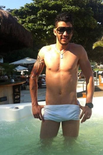 Olha Gusttavo Lima aí novamente. Em vez de cueca, o cantor apareceu de sunga