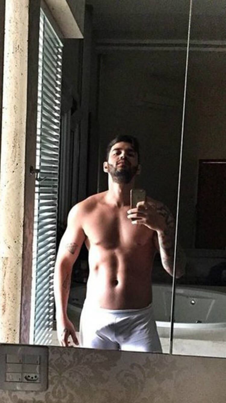 Tempos atrás, Gusttavo Lima causou com suas fãs ao postar uma foto só de cueca branca para dar bom dia a seus seguidores
