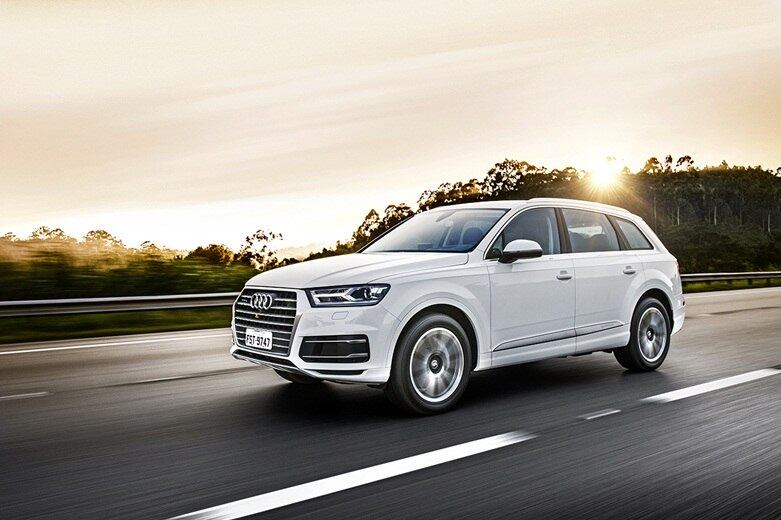 Sob o enorme capô, sai o V8 4.2 e entra um menor, o V6 3.0
TSFI, com 333 cv e 44,9 kgfm de torque. O que garante aceleração aos 100 km/h
em 6,1 segundos e máxima limitada eletronicamente em 250 km/h, contra da
geração anterior 6,9 s e 243 km/h, na ordem