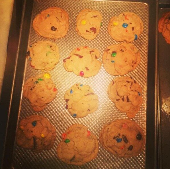 Em seu tempo livre, a cantora voltou a fazer uma das coisas que mais ama na vida: cookies! Bem que ela poderia mandar uma fornada para o Brasil, né?