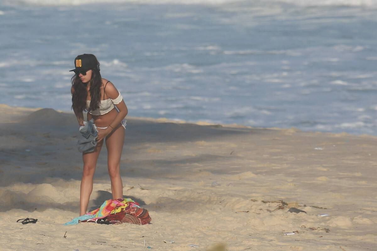 Isis Valverde esteve na praia da Reserva, no Rio