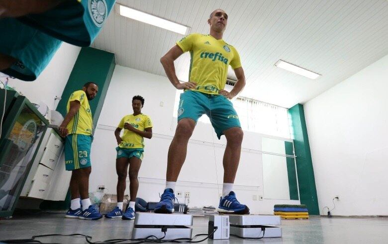 O goleiro Fernando Prass, completamente recuperado de lesão, também trabalhou forte
