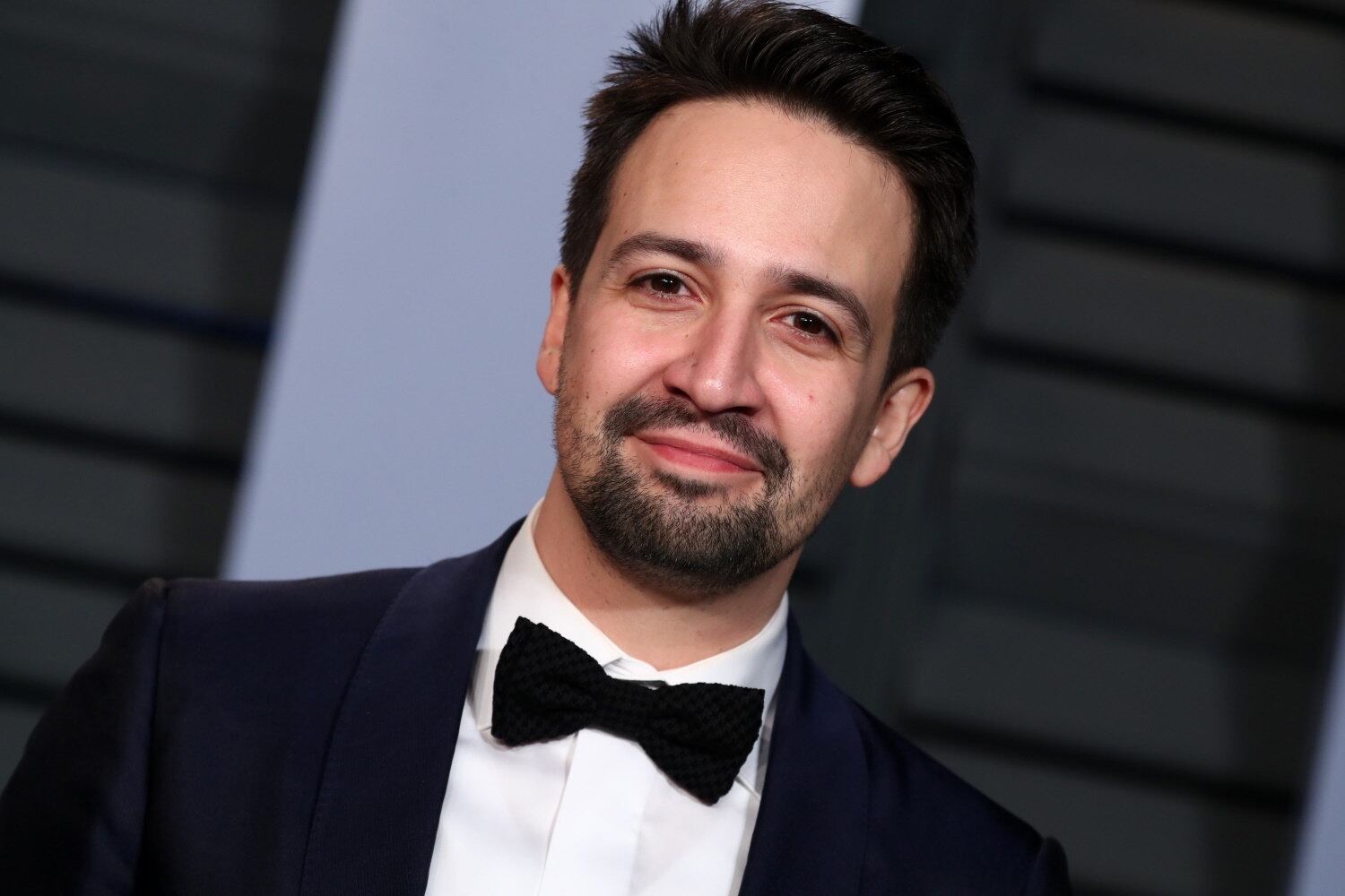 Lin-Manuel Miranda
Outro nome em destaque na atualidade é Lin-Manuel Miranda. O ator, compositor, dramaturgo e cantor é, como mostra seu currículo, um daqueles artistas completos. Com sucessos como Hamilton, Em um Bairro de Nova York, Moana e Encanto na bagagem, ele é apontado por muitos fãs como nome competente para assumir a função de apresentador