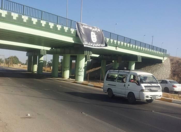 Bandeira do Estado Islâmico foi fotografada em uma das entradas da cidade de Mosul no Iraque

