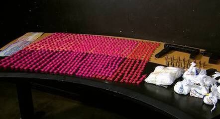 Drogas e armas foram apreendidas